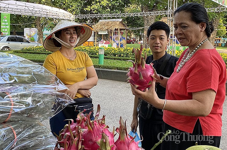 Người dân Thủ đô thăm quan, mua hàng tại Lễ hội trái cây thành phố Hà Nội năm 2023