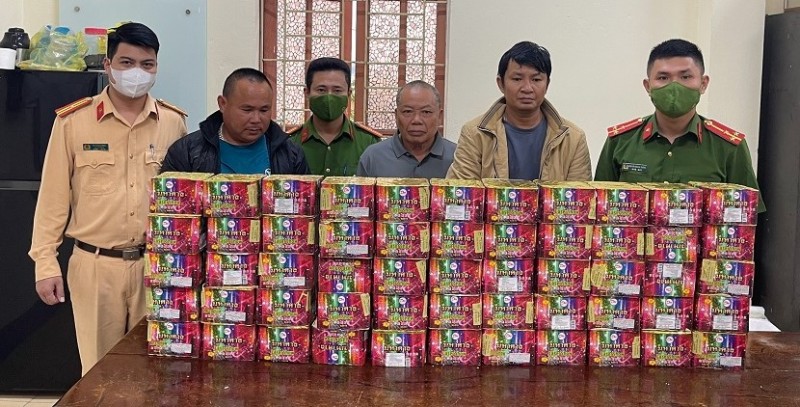 Nghệ An: Bắt giữ 3 đối tượng tàng trữ trái phép 80kg pháo nổ