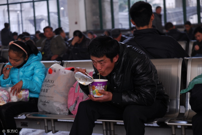 Các chuyến tàu hỏa ở Trung Quốc dần mất đi… thứ mùi đậm đà đặc trưng: Thanh niên hiện đại thấy vui, người thế hệ trước lại hoài niệm - Ảnh 8.