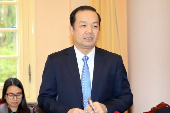 Thứ trưởng Phạm Đức Long trả lời tại họp báo sáng 25/12. Ảnh: Hoàng Phong