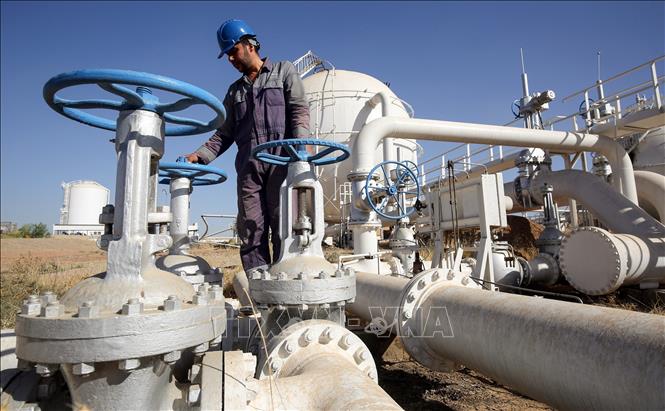 Công nhân làm việc tại một nhà máy lọc dầu ở Kirkuk, Iraq. Ảnh: AFP/ TTXVN