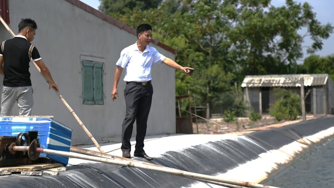 Ông Nguyễn Hồng Khanh đi kiểm tra tại một mô hình nuôi cá trắm đen thuộc Nông trường Bạch Long. Ảnh: Huy Bình. 
