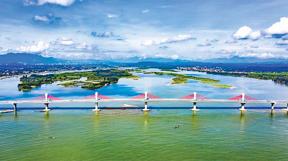 Quảng Ngãi tiếp tục chú trọng hoàn thiện hạ tầng  giao thông. Trong ảnh: Cầu Cổ Lũy bắc qua sông Trà Khúc