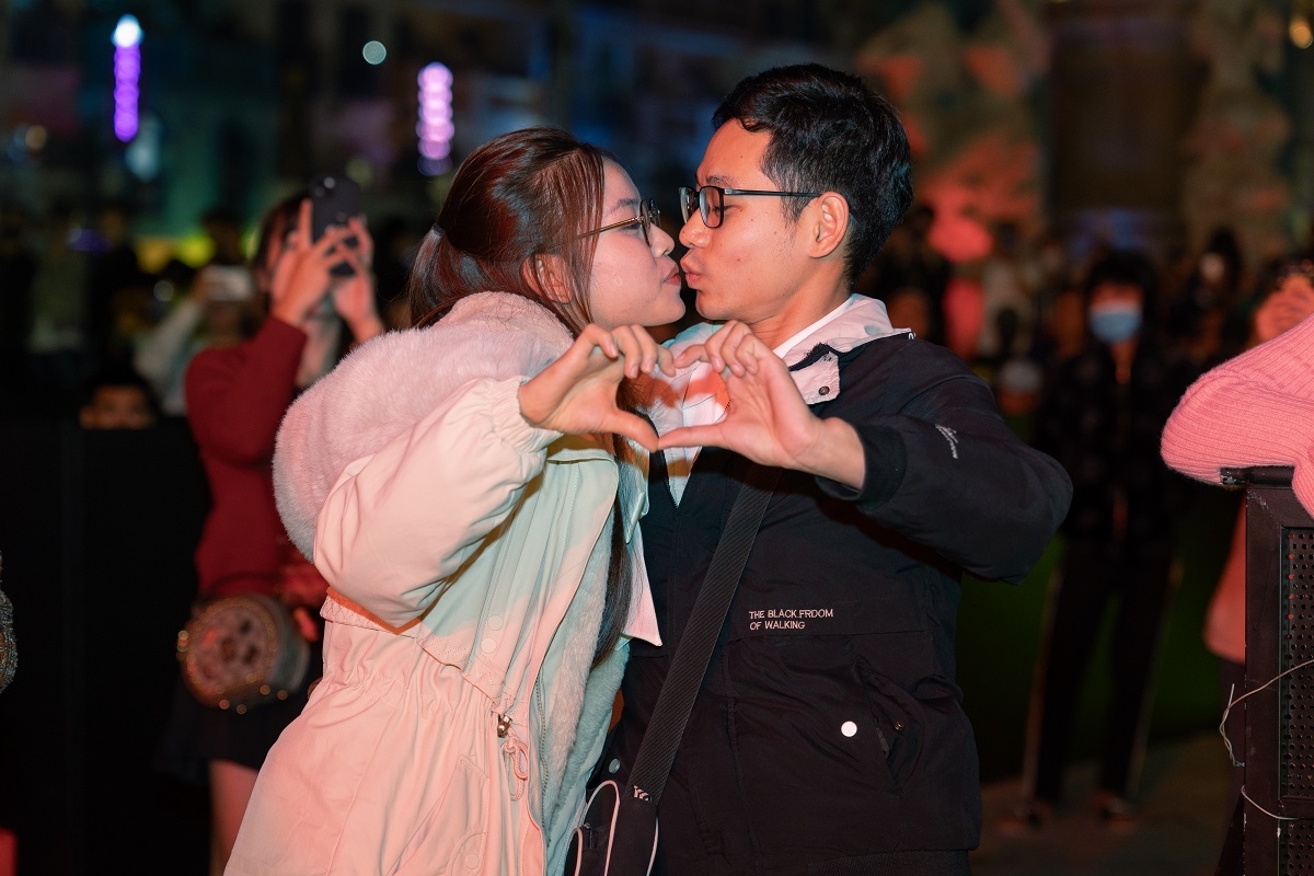“Phố Đông” Hà Nội “sốt rần rần” với màn bắn pháo hoa chào năm mới 2024, đạt kỷ lục gần 160.000 lượt khách