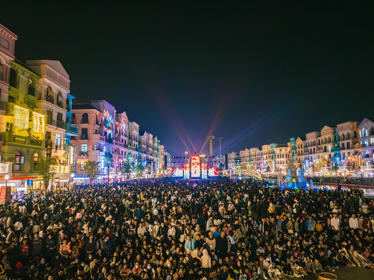“Phố Đông” Hà Nội “sốt rần rần” với màn bắn pháo hoa chào năm mới 2024, đạt kỷ lục gần 160.000 lượt khách