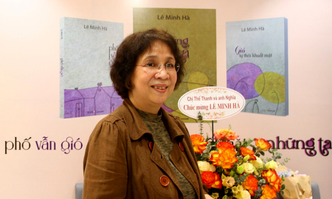 Nhà văn Lê Minh Hà ở buổi ra mắt sách tại Hà Nội vào đầu tháng 1. Ảnh: Nhân vật cung cấp