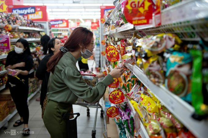 Người dân chọn hàng tại một siêu thị thuộc quận Gò Vấp, TPHCM, tháng 6/2023. Ảnh: Thanh Tùng