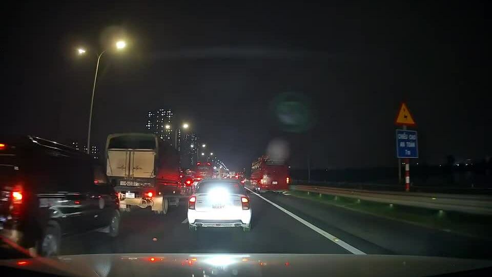 Xe gắn đèn hậu gây chói mắt cho các tài xế đi sau